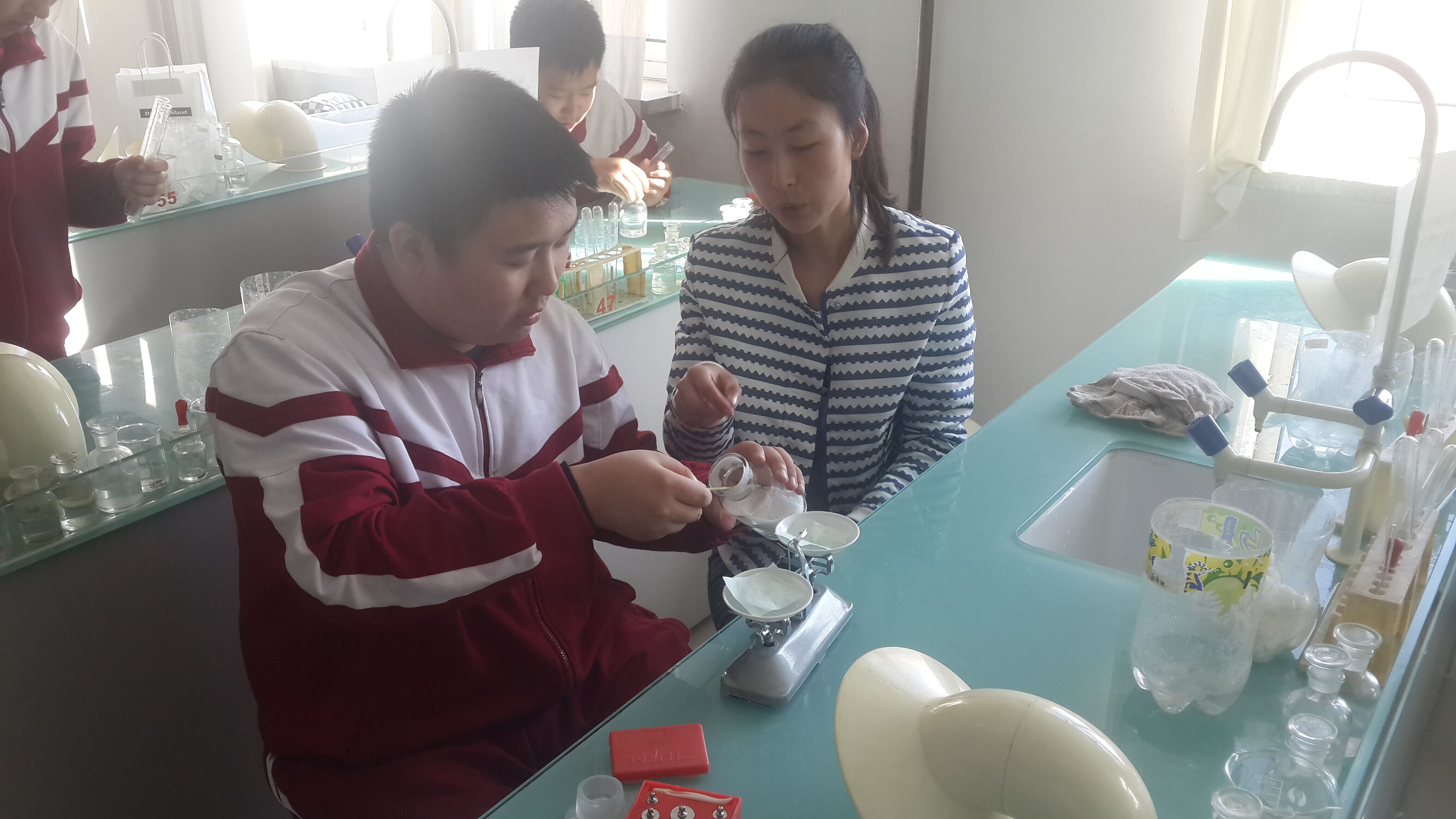 自慰A片本科生在指导学生实验